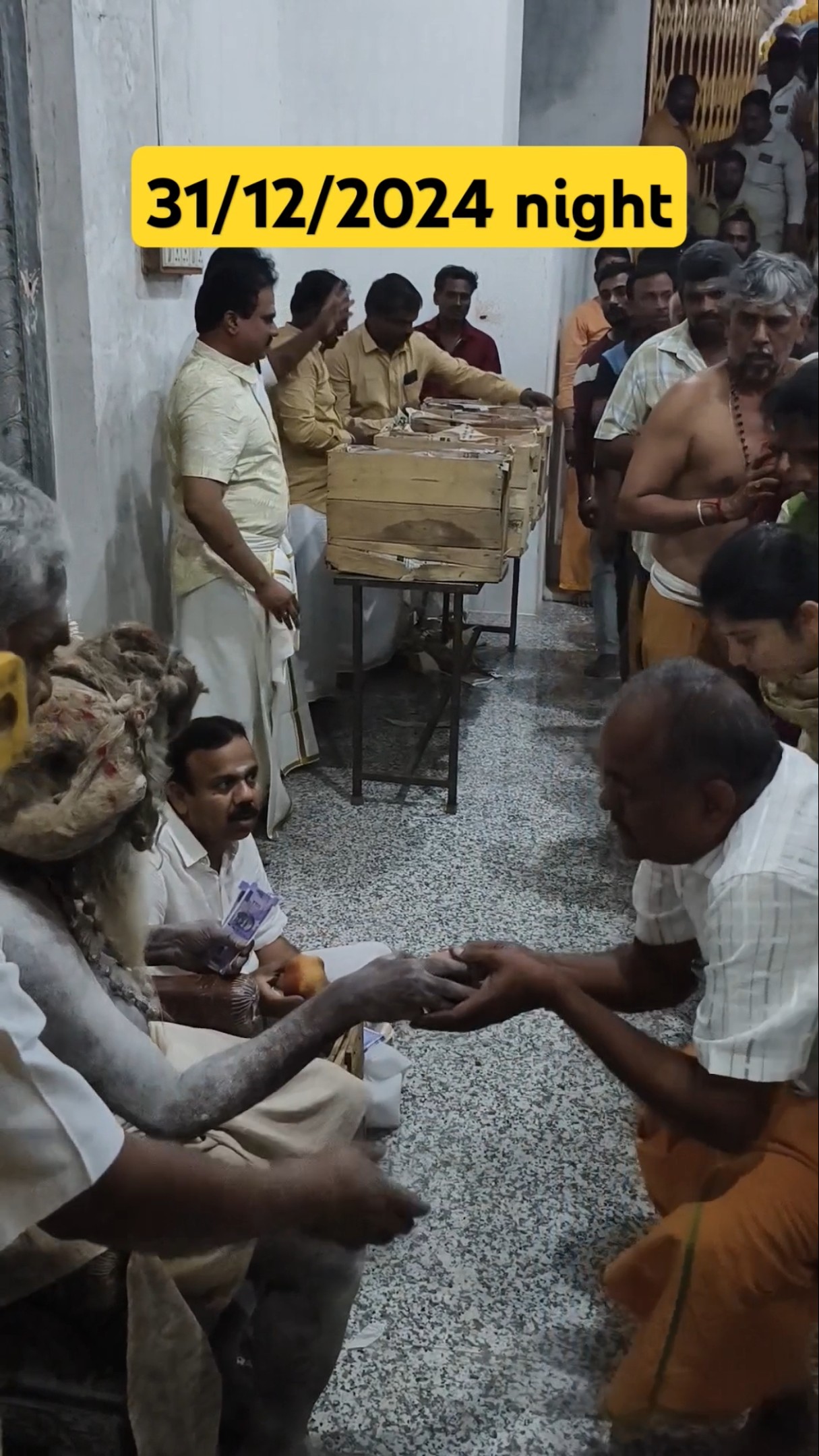 100 ரூபாய் கொடுத்த சித்தர் l பக்தர்கள் அனைவருக்கும் ஒரு ஆப்பிள் l புத்தாண்டு விழா மகாதேவ மலையில்